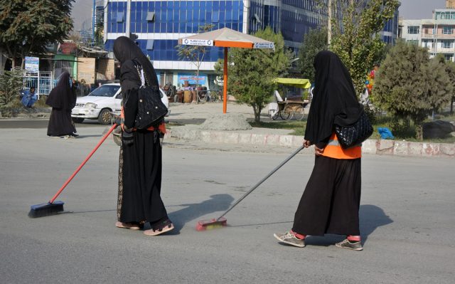 Sotto il velo delle donne afghane.